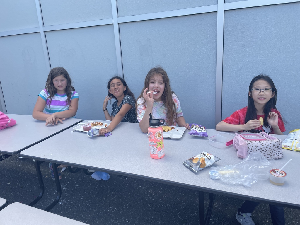 JFG students enjoying picnic lunch