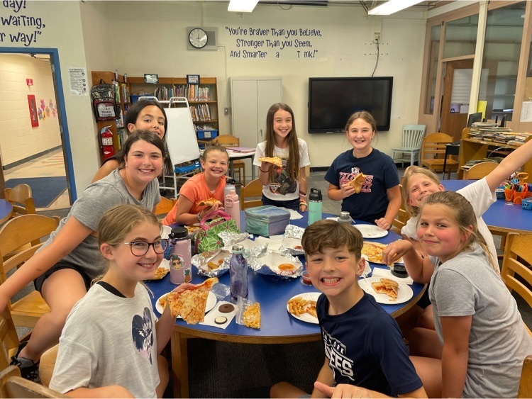 students having a pizza lunch with their principal 