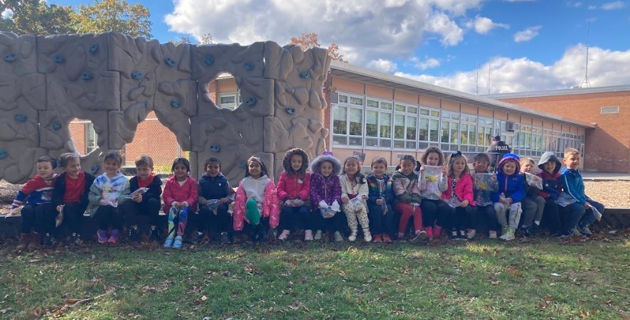 JFG explores the seasons while learning the meaning of a setting! They used their creativity and sketched settings for their leaf peeps! #JustFocusonGrowing