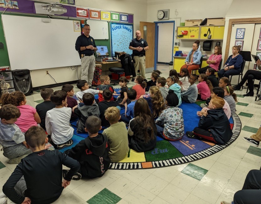 Thank you  @WashTwpPolice  and  @SkinnsWTPD  for helping our 3rd graders kick off their Mystery Unit! We enjoyed the time you spent with our students! #JustFocusonGrowing