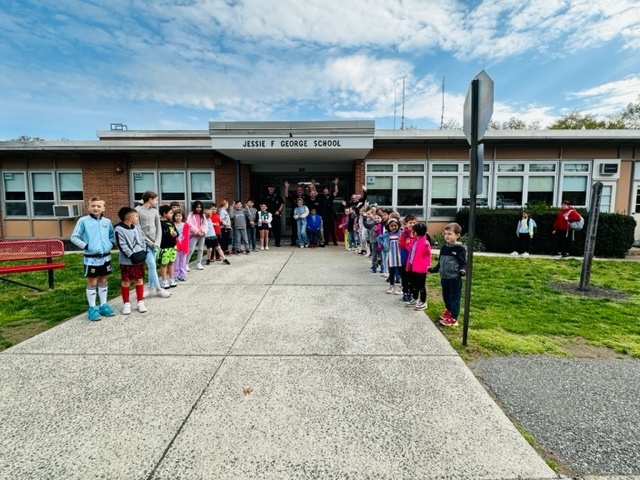 Thank you @WashTwpPolice for helping us to create positive memories for our students! Sophia and her brother Michael got such a special ride to school today! #JustFocusonGrowing