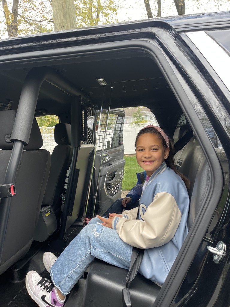 Thank you @WashTwpPolice for helping us to create positive memories for our students! Sophia and her brother Michael got such a special ride to school today! #JustFocusonGrowing