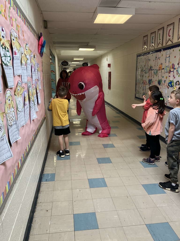 Sheri the Shark visited our kindergarten classroom to take them on a digraph word hunt! Nothing fills my heart more than watching our teachers' creativity make learning come to life! Stay focused JFG! #JustFocusonGrowing