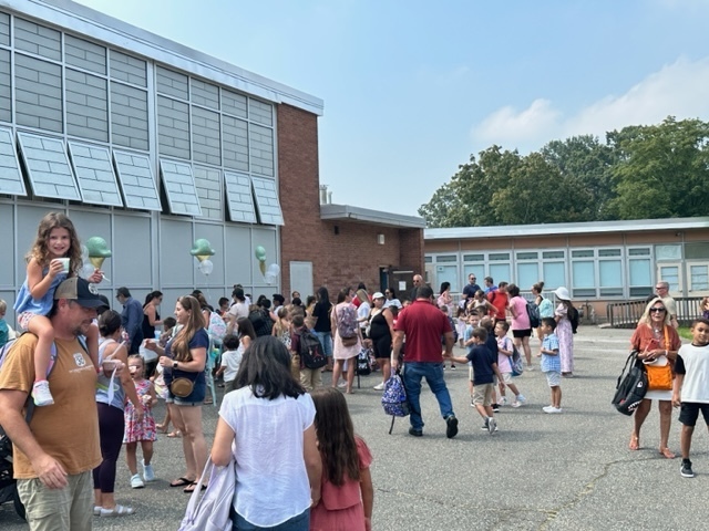 Thank you to our amazing PSO for the Welcome Back Ice Cream Social! This event brought our entire school community together to strengthen the bond that makes our school so special!  #JustFocusonGrowing